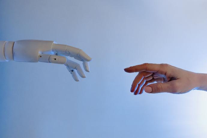 Conexión de la inteligencia artificial con una mano humana