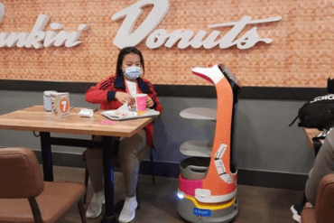 Modo cumpleaños Robot mesero KettyBot entrega café a un cliente