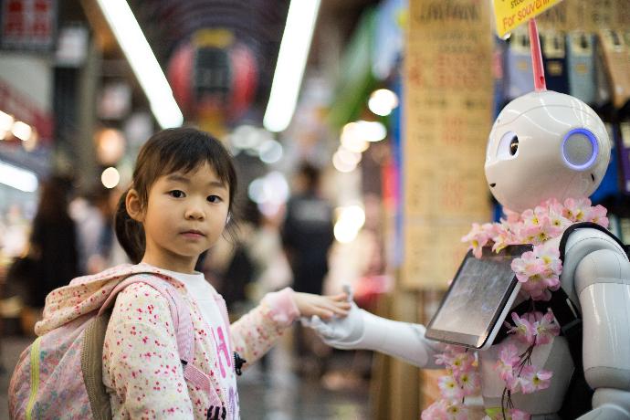 Robots de servicio del futuro interactuando con una niña