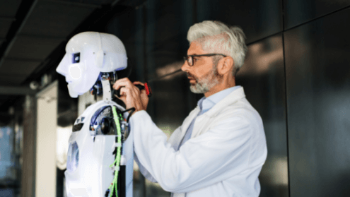 Persona configurando cables de un robot